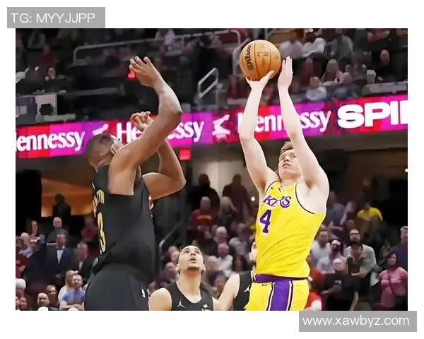 湖人训练热身艾顿与克内克特折返跑展现拼搏精神与团队默契